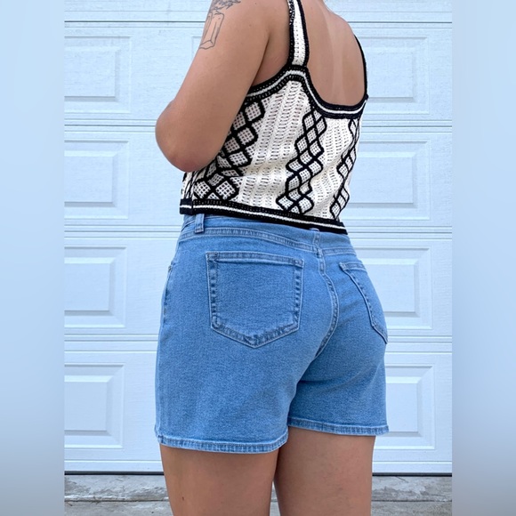 High Rise Mom Shorts - Medium Wash - Picture 7 of 8